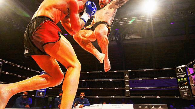 Alexander Epp vom Muay Thai Gym Mendez Überlingen (rechts) gegen den Niederländer Jan Kaffa vor wenigen Wochen bei der Bodensee ...