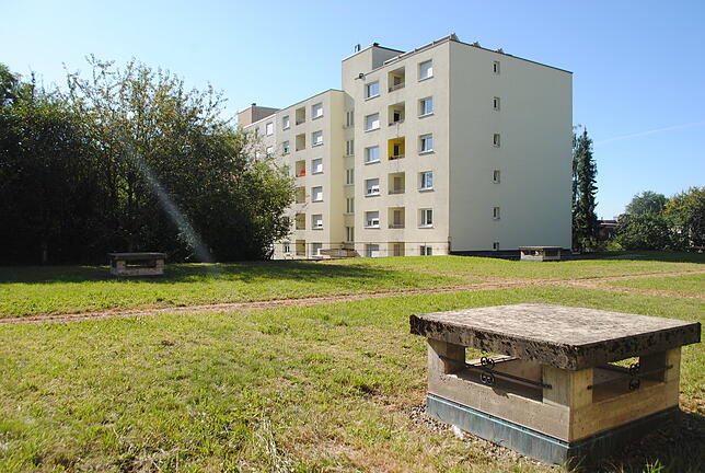 Blick vom Dach der Tiefgarage auf den Wohnblock in der Bloisstraße 58.