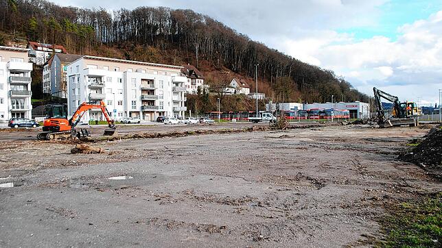 Bild : Bagger statt Autos auf dem früheren Pendlerparkplatz