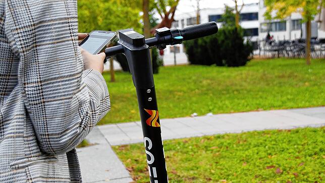 Ein Zeus-E-Scooter wird vor dem Schwarzwald-Baar-Klinikum ausgeliehen. Das Krankenhaus gehört zu den beliebtesten Startplätzen der ...