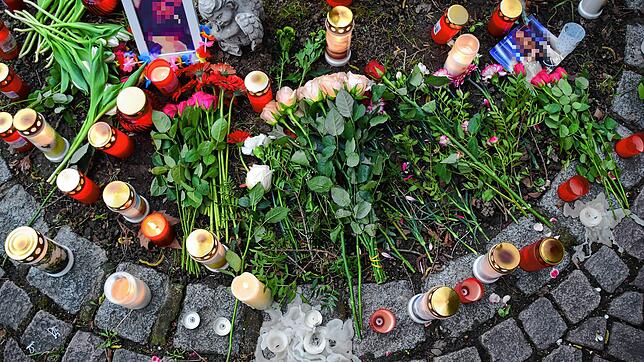 Die Gedenkstätte für Sabrina P. am Stockacher Stadtwall, aufgenommen wenige Tage nach der Tat. Die junge Frau war Mutter zweier Kinder.