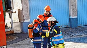 Für die Menschenrettung wird der Nachwuchs sogar mit einem simulierten Atemschutz-Gerät ausgestattet. Bild: Heimpel