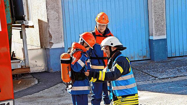 Für die Menschenrettung wird der Nachwuchs sogar mit einem simulierten Atemschutz-Gerät ausgestattet. Bild: Heimpel