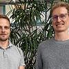 Luca Schweikert (links) koordinierte den Ausbau der Ladeinfrastruktur bei den Stadtwerken Konstanz bis Ende Juli. Lorenz Heublein, ...