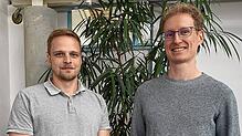 Luca Schweikert (links) koordinierte den Ausbau der Ladeinfrastruktur bei den Stadtwerken Konstanz bis Ende Juli. Lorenz Heublein, ...