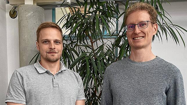 Luca Schweikert (links) koordinierte den Ausbau der Ladeinfrastruktur bei den Stadtwerken Konstanz bis Ende Juli. Lorenz Heublein, ...