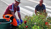 SÜDKURIER-Redakteur Dirk Thannheimer (links) und Bauhof-Mitarbeiter Maximilian Vogler pflegen gemeinsam das Beet am alten Spital.