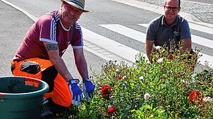 SÜDKURIER-Redakteur Dirk Thannheimer (links) und Bauhof-Mitarbeiter Maximilian Vogler pflegen gemeinsam das Beet am alten Spital.