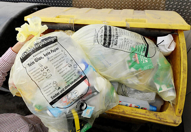 Wertstofftonnen Trennen und Recyclen, um der Müllmenge Herr zu werden: Alleine im Jahr 2015 fielen in Deutschland knapp 5,92 Millionen Tonnen ...