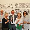 Empfang in der Villa Berberich (von links): Hartmut Krisch, Maren Buntz, Frank von Veen, Andrea und Tom Ferraro vor den Werken der ...
