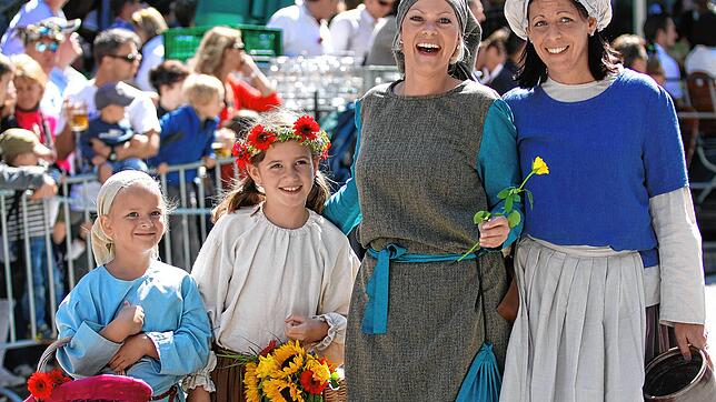 Zeitreise in die Ravensburger Stadtgeschichte: Über 50.000 Menschen verfolgten zum Beispiel 2012 das Rutenfest. 1200 Trommler und ...