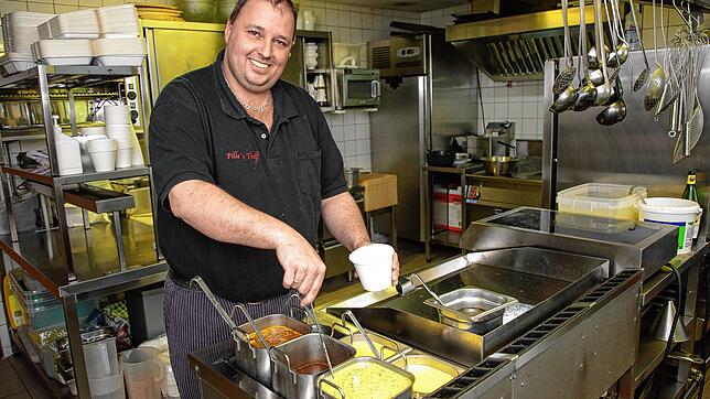 Andreas Piller in der Küche von Pilles Treff in Rielasingen-Worblingen. Er kocht für den Außer-Haus-Verkauf.
