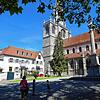 Das Münster mit dem Domherrenhof und dem Pfalzgarten mit der Madonnenstatue, jenem höchstgelegenen Platz in der Innenstadt, an dem die ...
