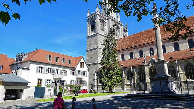 Das Münster mit dem Domherrenhof und dem Pfalzgarten mit der Madonnenstatue, jenem höchstgelegenen Platz in der Innenstadt, an dem die ...