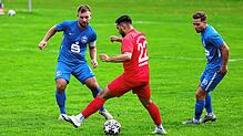 Patrick Toth (Hegauer FV, links) versucht hier, Ruben Macedo Francisco zu bremsen.