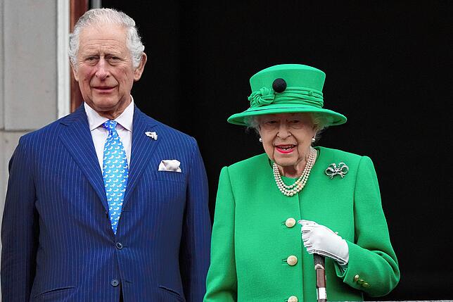 Der damalige Thronfolger Prinz Charles und Königin Elizabeth II. während der Feierlichkeiten zum Platinjubiläum der Queen in London.