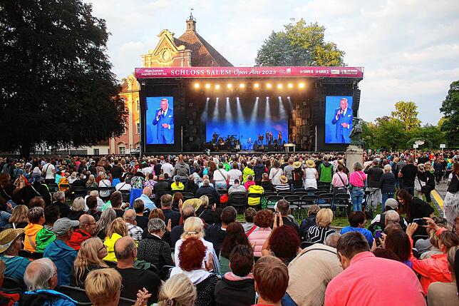 Das Konzert ist mit 5000 Besuchern restlos ausverkauft.