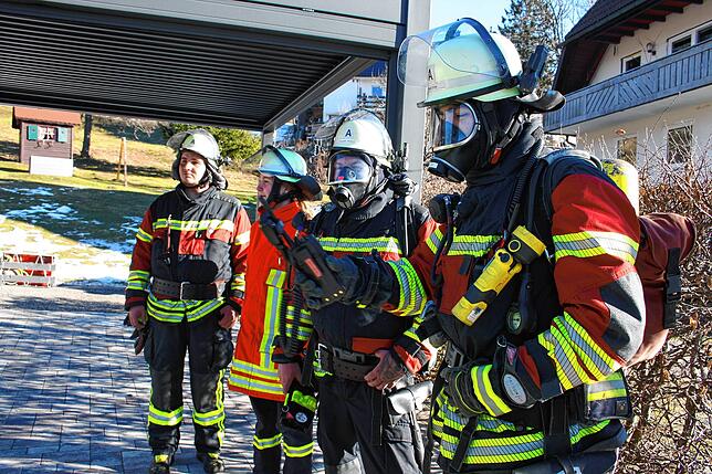 Ein Atemschutztrupp der Feuerwehr Herrischried macht sich bereit, um im Haus Kontrollen durchzuführen.