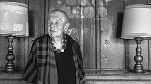 (Archivbild von Sommer 2024) Mary Sauter in der historischen Gerichtsstube im Ermatinger Kehlhof. Mit ihrem 2014 gestorbenen Mann Georg ...