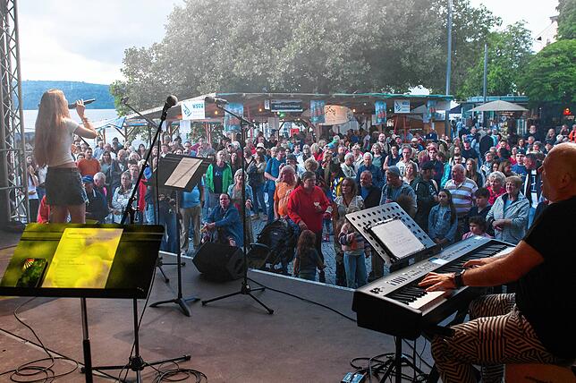 Bild 2: Stimmung top, Wetter egal: Das war der Samstag beim Überlinger Promenadenfest in Bildern