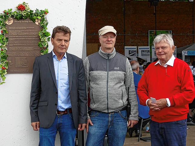 Hubertus Matt, Thomas Brosi und Werner Kramer (von links) enthüllen am Sonntag im Gedenken an den langjährigen Vorsitzenden der ...