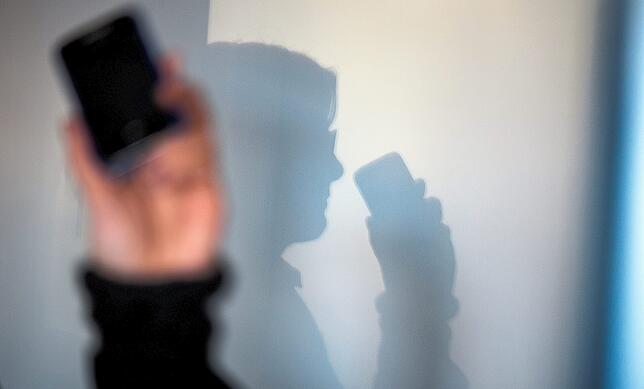 Vor allem Senioren werden immer wieder Opfer von Betrügern. Mittlerweile nutzen sie auch den Mitteilungsdienst WhatsApp. (Symbolbild)