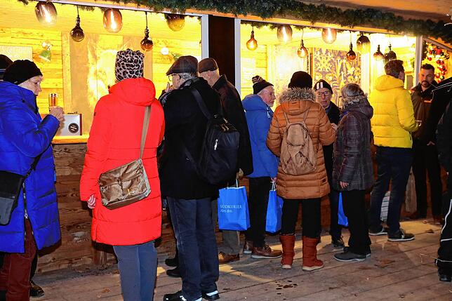 Bild 30: Die erste Tasse Glühwein für SÜDKURIER-Leser &ndash; Hier gibt&lsquo;s die Fotos vom Konstanzer Weihnachtsmarkt
