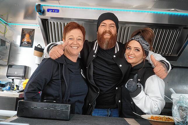 Cook´N´Roll Chef Mike Kopp mit seinen beiden Helferinnen Renate Schneider (links) und Angela Neb bietet zwar nur zwei Gerichte an, die ...