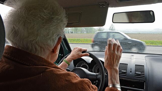 Warum die Seniorin aus ihrem Wagen fiel, war zunächst unklar. (Symbolbild)