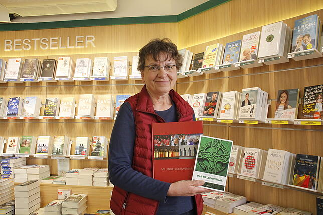 Eva Kretschmer von Morys Hofbuchhandlung zeigt den ersten Villinger Krimi.