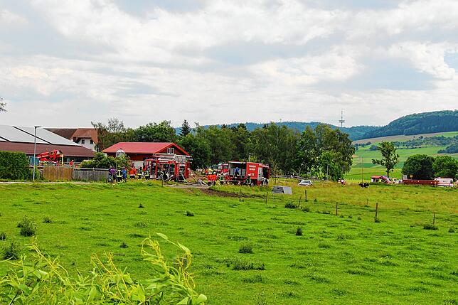 Bild 4: Großeinsatz für die Feuerwehren in Sumpfohren: Ein Gebäude des Hofs Bogenschütz brennt
