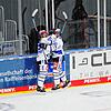 Schwenningens Tyson Spink (links) bejubelt seinen Treffer zum 1:0 gegen Mannheim mit Zwillingsbruder Tylor Spink.