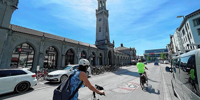 Das Bild zeigt den Platz vor dem Konstanzer Bahnhof Mitte Mai 2022. Viel hat sich nicht verändert, nur die Beschriftung auf der Straße ...