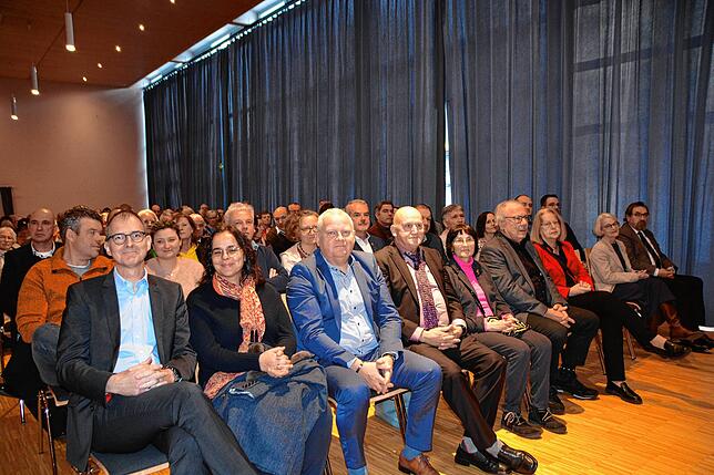 Unter den Gästen des Neujahrsempfang waren auch die Bürgermeister aus der Nachbarschaft (von links): Volker Frede (Hagnau) mit Ehefrau ...