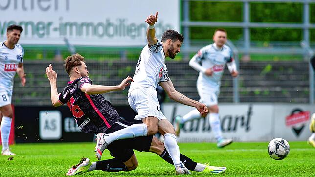 Der FC 08 Villingen (Daniel Caligiuri, rechts) hat mit dem 1:1 gegen den 1. Göppinger FV (Adrian Freiwald) den Sprung an die ...