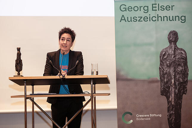 Dunja Hayali erhält die Georg Elser Auszeichnung. Mit ihrer Dankesrede reißt sie die rund 300 Gäste im Inselhotel mit – und am Ende von ...