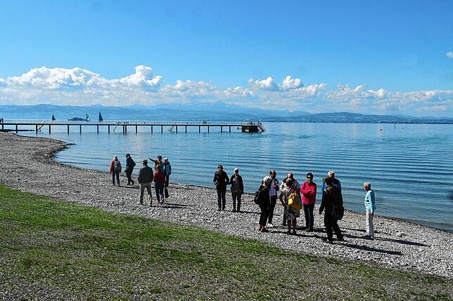 Zwar noch kein Badewetter, aber großes Interesse am renaturierten Friedrichshafener Strandbad: Am Samstag wurde die Badesaison eröffnet ...