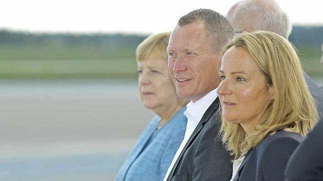Wie funktioniert das autonome Fahren? Kanzlerin Angela Merkel, Immendingens Bürgermeister Markus Hugger und Projektleiterin Caroline ...