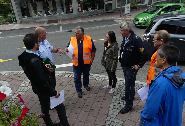 Diskutierten vor Ort, welche Verbesserungen an der B 462-Umleitung möglich wären: Von links Fachbereichsleiter Matthias Rehfuß, ...