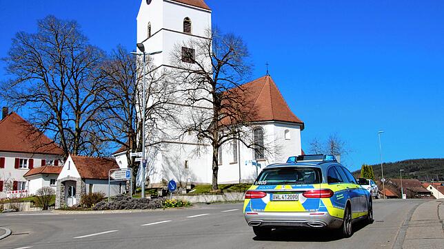 Die Straßen in Riedböhringen sind menschenleer, die Polizei überwacht die Ausgangssperre. Sie gilt zunächst bis zum 14. April.