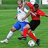 Bissig und torhungrig: Pascal Bercher (links, gegen den Bad Säckinger Dylan Walter) gelang beim 4:2 des FC Geißlingen ein Hattrick.