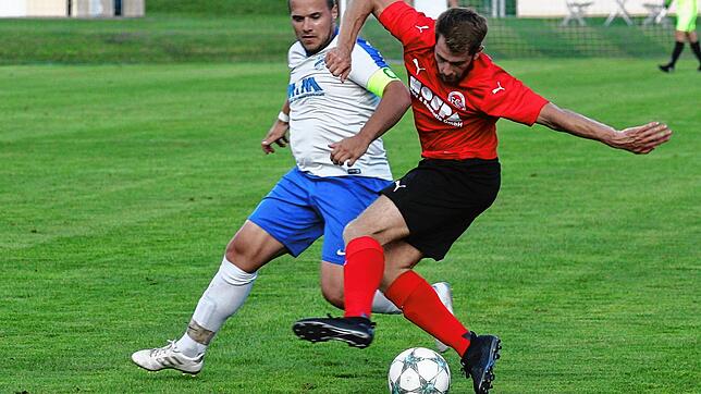 Bissig und torhungrig: Pascal Bercher (links, gegen den Bad Säckinger Dylan Walter) gelang beim 4:2 des FC Geißlingen ein Hattrick.