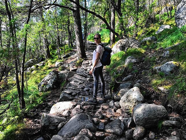Ein Bild aus besseren Zeiten: Miriam Herzog im Wanderurlaub in Norwegen – solche Ausflüge waren vor ihrer Corona-Erkrankung noch ...