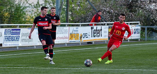 Bild 2: FC Rot-Weiß Weilheim besiegt den FC Wallbach im &bdquo;Duell am Strich&ldquo; mit 3:1 &ndash; wir haben die Bilder!