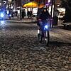 Radfahrer mit und ohne Licht in der Villinger Innenstadt. Mangelnde Beleuchtung ist laut Polizei der Hauptgrund für Fahrradunfälle.