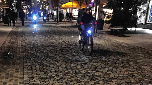 Radfahrer mit und ohne Licht in der Villinger Innenstadt. Mangelnde Beleuchtung ist laut Polizei der Hauptgrund für Fahrradunfälle.