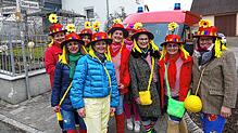 Bunt und lustig: Frühlingsgefühle wecken die farbenfroh gekleideten, clownesken Damen beim Umzug in Pfohren.
