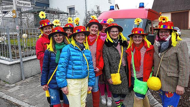 Bunt und lustig: Frühlingsgefühle wecken die farbenfroh gekleideten, clownesken Damen beim Umzug in Pfohren.