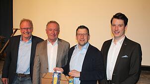 Bei der Mitglieder-Versammlung des Maschinenrings (von links): Vorsitzender Klaus Grieshaber, Erwin Ballis, ehemaliger Geschäftsführer ...