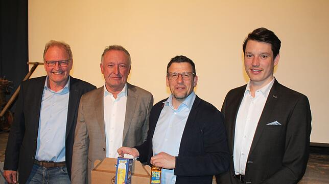 Bei der Mitglieder-Versammlung des Maschinenrings (von links): Vorsitzender Klaus Grieshaber, Erwin Ballis, ehemaliger Geschäftsführer ...